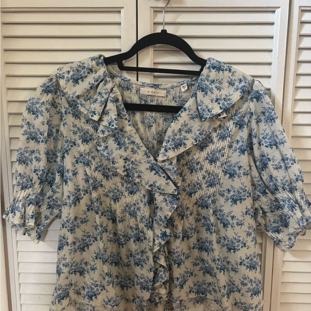 Doen Blue and Cream Floral Henri Blouse
